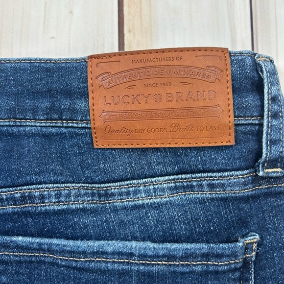 Lucky Brand Mid Rise Straight Cropped Jeans. Size 8 - Picture 4 of 9